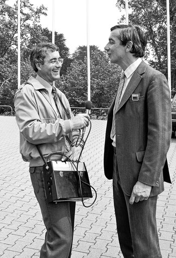 Foto 17: MEP Bill NEWTON DUNN meets with journalists at the EP in Strasbourg