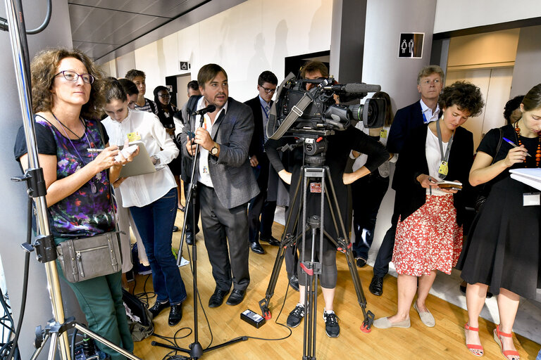 Fotografija 5: Press conference concerning Commissioner designate Julian KING