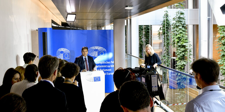 Fotografija 1: Press conference concerning Commissioner designate Julian KING