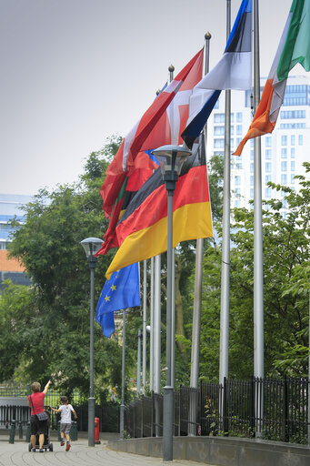 Fotó 9: The Eu and German flags at half-mast  at the European Parliament headquarters in Brussels following the attack in Munich, Germany.