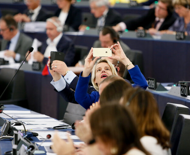 Zdjęcie 5: Plenary session in Strasbourg - Week 27  2016. MEPs make pictures with their mobile phones