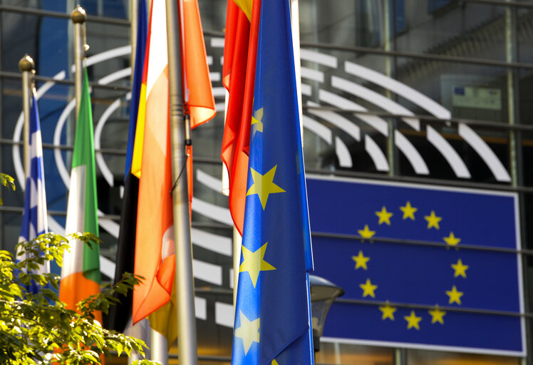 Foto 4: EU and Italian flags at half mast following the earthquake in Italy