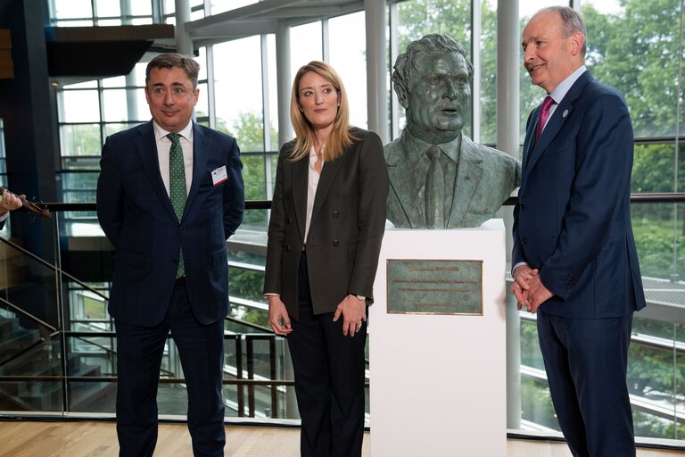 Fotografia 9: Inauguration of the bust of John HUME, Irish politician from Northern Ireland, former EP Member, in presence of Roberta METSOLA, EP President and Micheal MARTIN, Irish Prime Minister