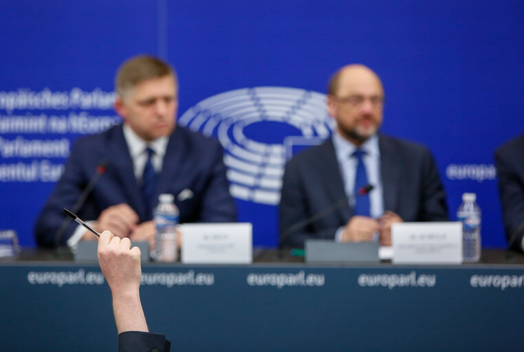 Fotografie 1: Official visit of Slovak Prime Minister to the European Parliament in Strasbourg - Hand up for a question