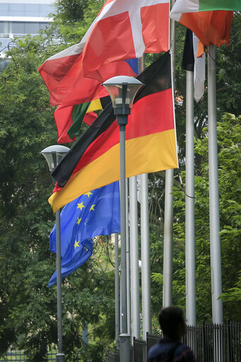 Fotó 11: The Eu and German flags at half-mast  at the European Parliament headquarters in Brussels following the attack in Munich, Germany.