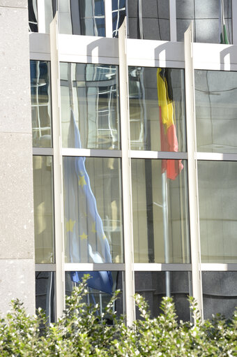 Fotografia 3: EU and Italian flags at half mast following the earthquake in Italy