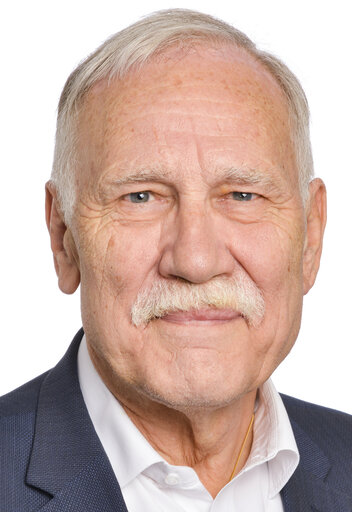 Photo 46: Dominique RIQUET official portrait - 9th Parliamentary term