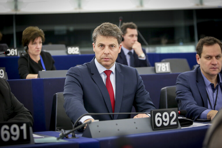 Снимка 2: Miroslaw PIOTROWSKI MEP voting in plenary session in Strasbourg