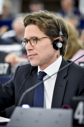 Fotografie 3: Geoffroy DIDIER voting in plenary session in Strasbourg