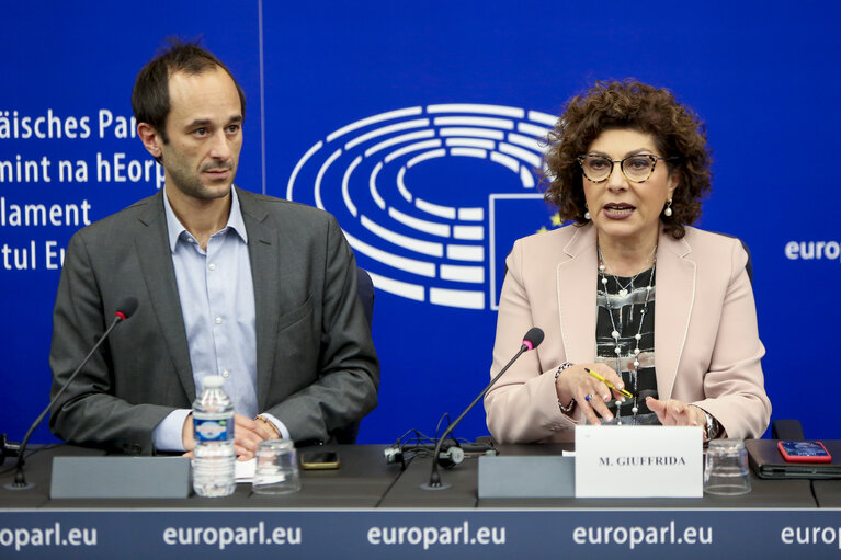 Fotografija 8: Press conference ' Lagging regions in the EU ' with Michela GIUFFRIDA (S&D, IT), rapporteur