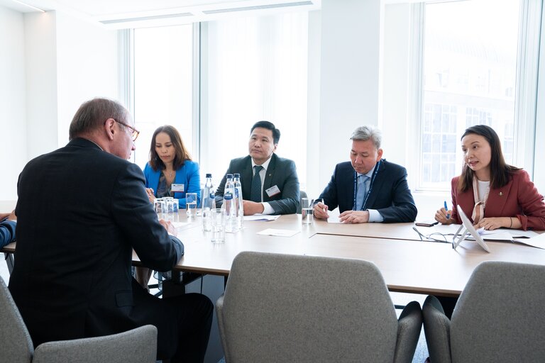 Billede 2: Othmar KARAS meets with Tumurbaatar AYURSAIKHAN, MP, Vice Chairman of the State Great Hural (Parliament) of Mongolia