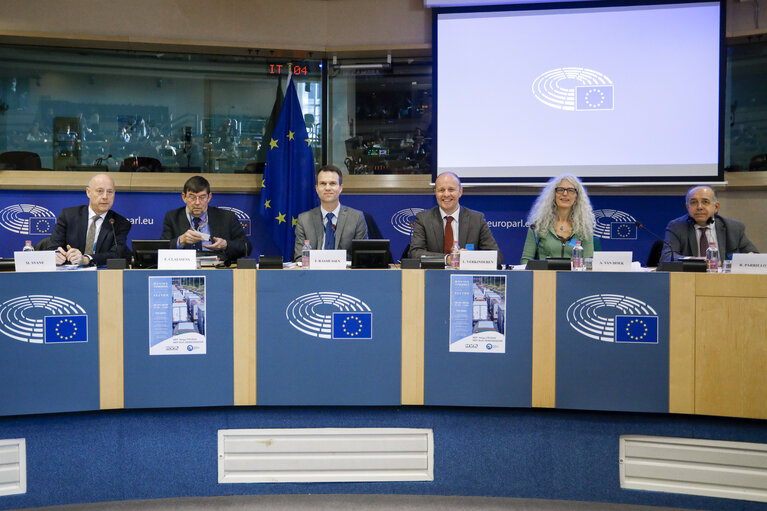 Foto 15: Roundtable discussion on the new Mobility Package. Moving towards a fairer transport sector.