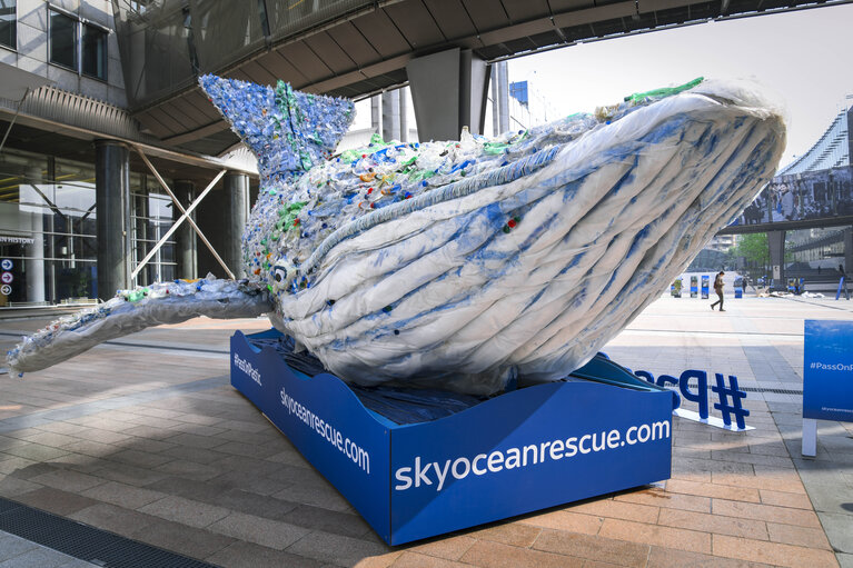 Photo 3: Giant Whale made of recycled plastic bottles, from the #PassOnPlastic Pledge, on the esplanade in front of the EP in Brussels.
