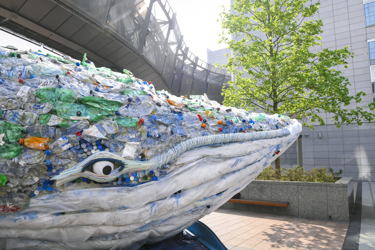 Photo 1: Giant Whale made of recycled plastic bottles, from the #PassOnPlastic Pledge, on the esplanade in front of the EP in Brussels.