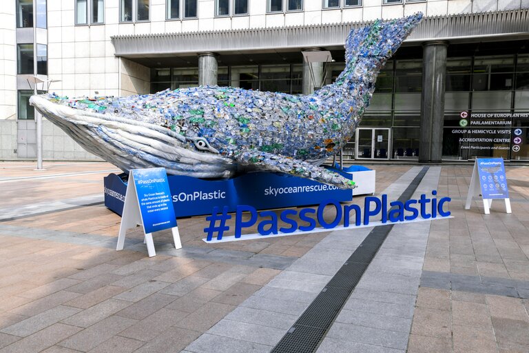 Photo 4: Giant Whale made of recycled plastic bottles, from the #PassOnPlastic Pledge, on the esplanade in front of the EP in Brussels.