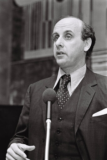 Fotografie 5: Portraits of Etienne DAVIGNON in the plenary session of February 1977