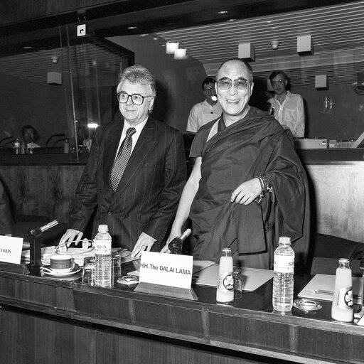 Fotografi 17: Visit of HH the Dalai Lama to the EP in Brussels in April 1990