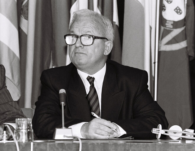 Billede 1: Press conference  The 1991 Sakharov Prize is awarded to Adem DEMACI