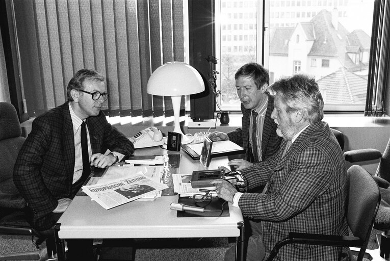 Billede 3: MEP Hans Gert POETTERING attends an interview with German journalists in Strasbourg in April 1990