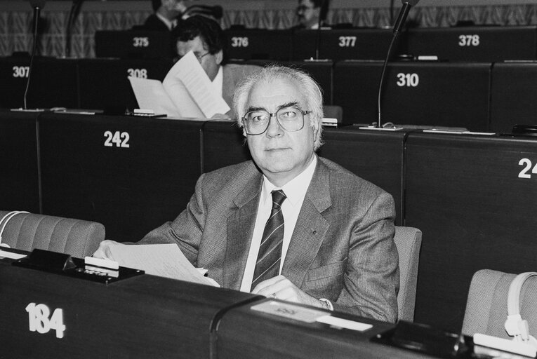 Foto 10: MEP Artur da CUNHA OLIVEIRA during a plenary session in Strasbourg in April 1990.