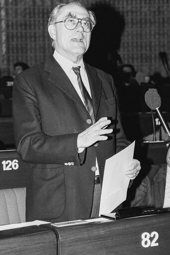 Photo 1: Commissioner Peter SCHMIDHUBER during a plenary session in Strasbourg in April 1990.