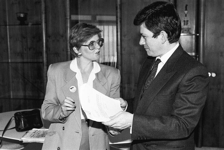 Foto 2: MEP Anita Jean POLLACK hands over a petition to EP President in April 1990 in Strasbourg