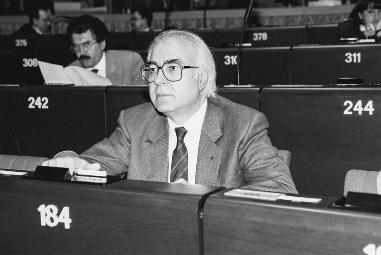 Foto 11: MEP Artur da CUNHA OLIVEIRA during a plenary session in Strasbourg in April 1990.