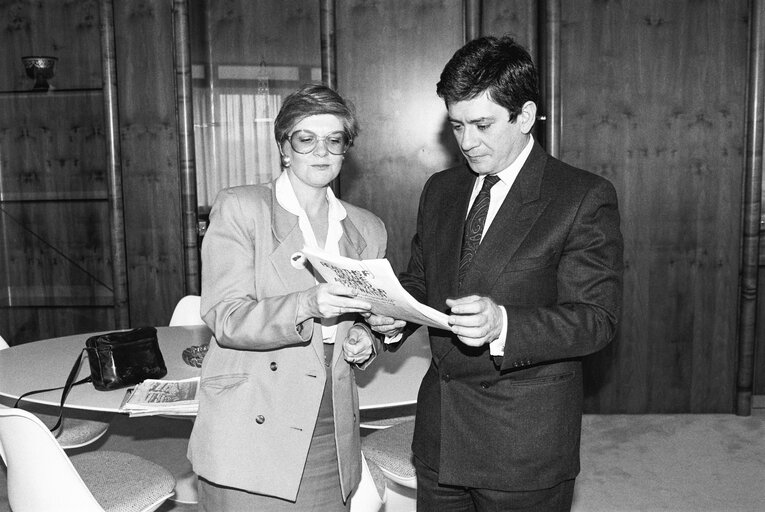 Foto 3: MEP Anita Jean POLLACK hands over a petition to EP President in April 1990 in Strasbourg