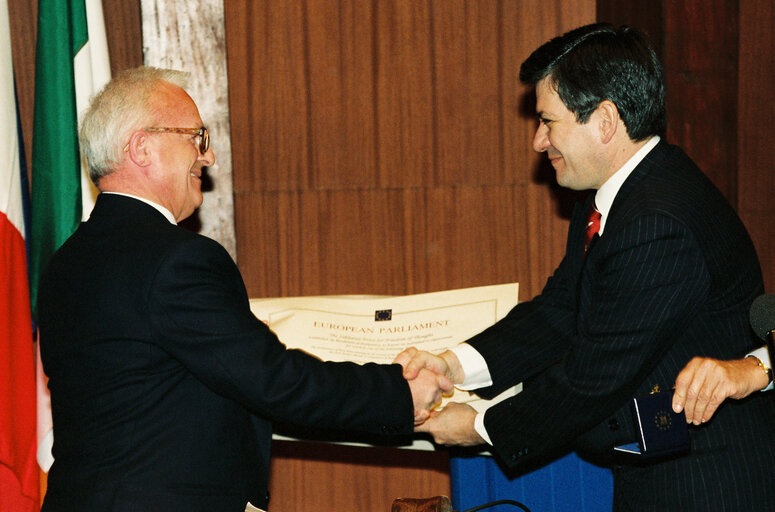 Fotogrāfija 8: The 1991 Sakharov Prize is awarded to Adem DEMACI