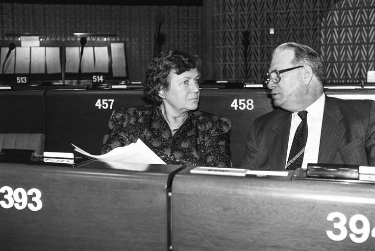 MEPs Barbara SIMONS and Johannes PETERS during a plenary session in Strasbourg in April 1990.