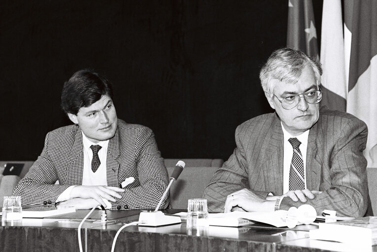 Fotagrafa 6: Meeting with the leading environmentalist Lester R BROWN at the EP in Strasbourg.