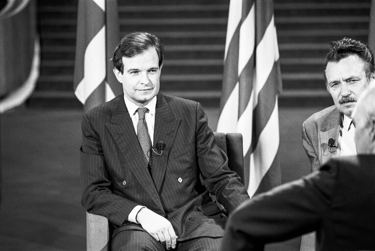 Fotó 3: TV interview with MEPs James ELLES and Ernest GLINNE in April 1990 in Strasbourg