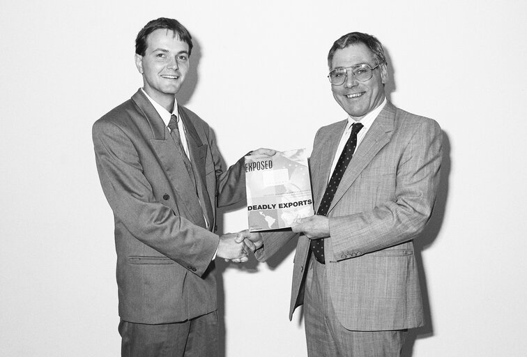 The MEP Kenneth D. COLLINS and guest in Strasbourg in September 1991.