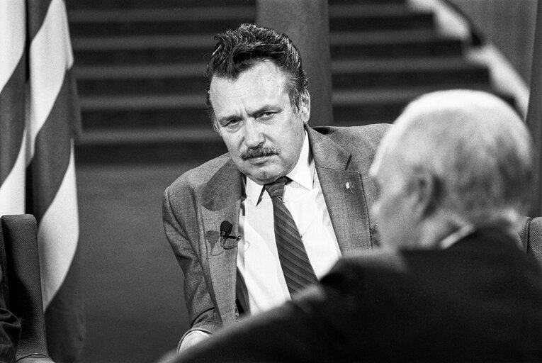 Fotó 5: TV interview with MEPs James ELLES and Ernest GLINNE in April 1990 in Strasbourg