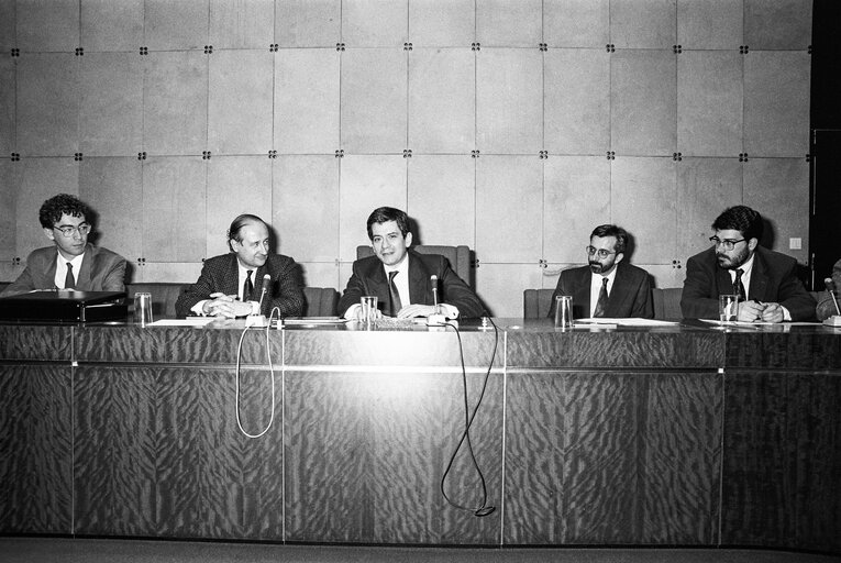 EP President meets with visitors in Strasbourg in April 1990