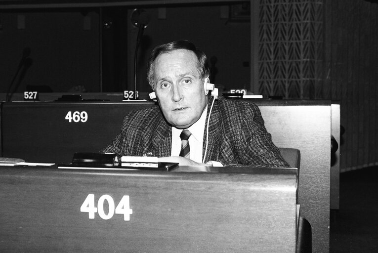 Fotografie 18: MEP Gunter TOPMANN during a plenary session in Strasbourg in April 1990.