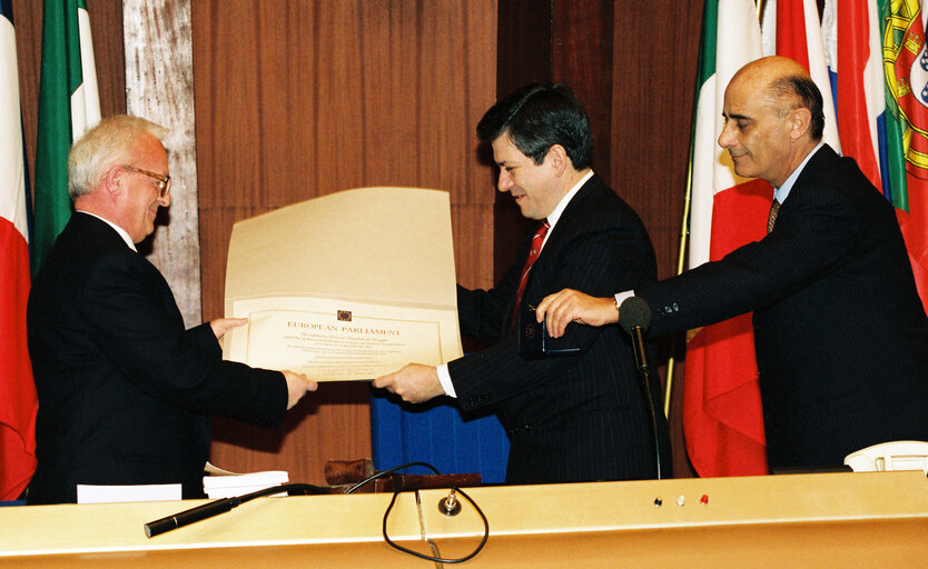 Fotogrāfija 9: The 1991 Sakharov Prize is awarded to Adem DEMACI