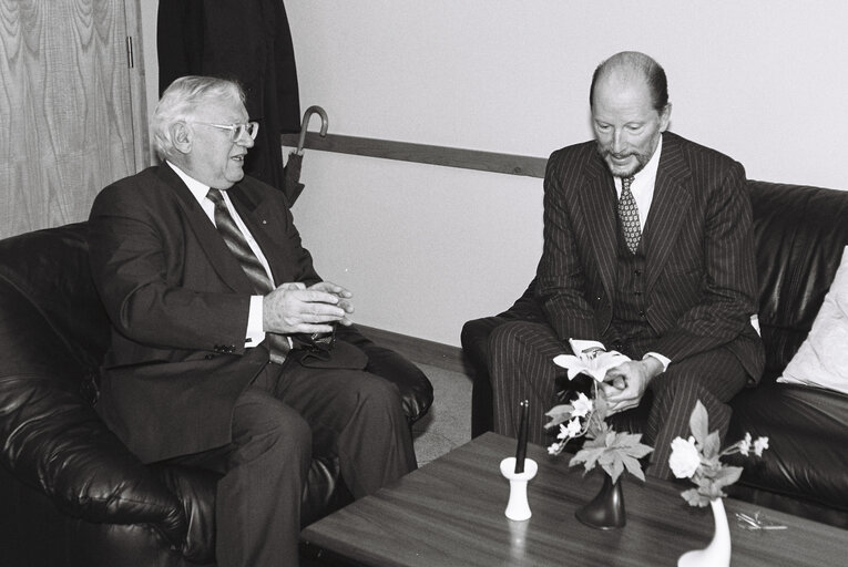 Fotó 2: EP President meets with Simeon  SAXE-COBURG-GOTHA in October 1992