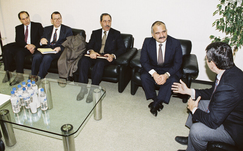 Foto 2: MEP receives a guest in October 1992