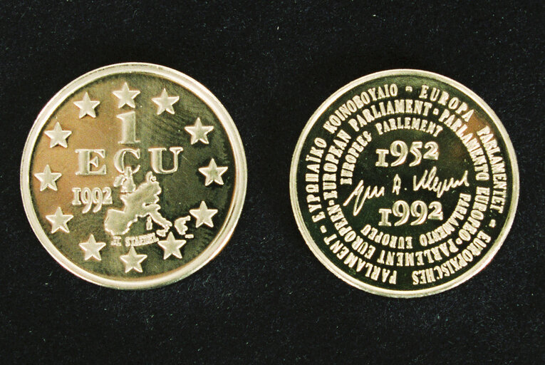 Fotografi 2: 1 Ecu medal commemorating the 40th anniversary of the European Parliament in February 1993.