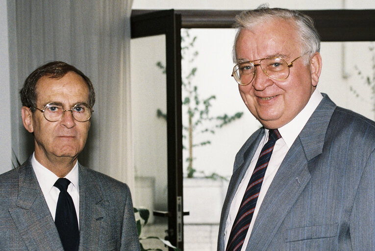 Foto 3: Egon KLEPSCH EP President  and Guest in Strasbourg in July 1992.