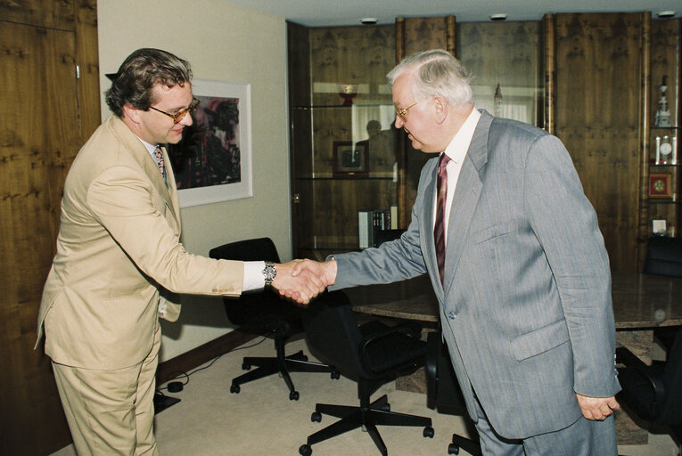 Billede 2: Egon KLEPSCH EP President, meets with Belgian Prince Laurent in Brussels in July 1992.