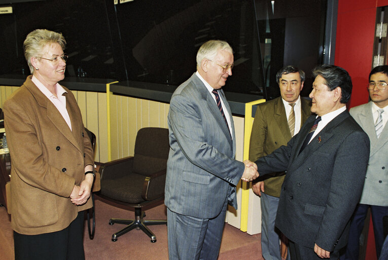 Photo 1 : Magdalene HOFF, Egon KLEPSCH EP President meet Serikbolsyn ABDILDIN