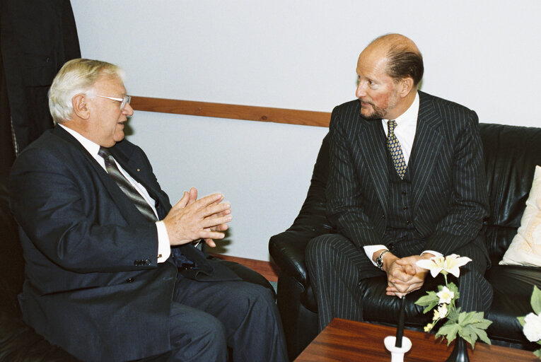 Photo 4: EP President meets with Simeon  SAXE-COBURG-GOTHA in October 1992