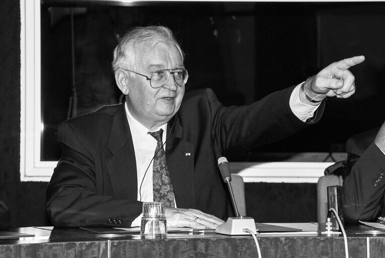 Fotografia 34: Official visit of President of Argentina at the European Parliament in Strasbourg. Egon KLEPSCH - EP President gives a press conference with Carlos MENEM, President of Argentina.