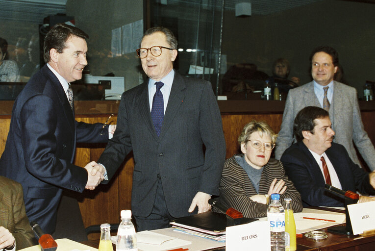 Fotografie 9: The MEP Andre SAINJON and  Jacques DELORS EC President during a meeting in Brussels in February 1993.