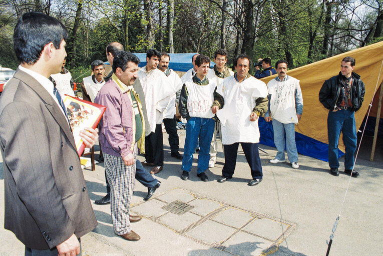 Fotó 3: Kurds protest outside the European Parliament in Strasbourg on April 1992.