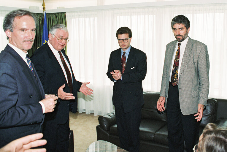 Valokuva 8: Gunther OETTINGER meets with Egon KLEPSCH EP President in Strasbourg in July 1992.