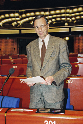 Foto 7: MEP Gerard R.P. FUCHS in the hemicycle at the European Parliament