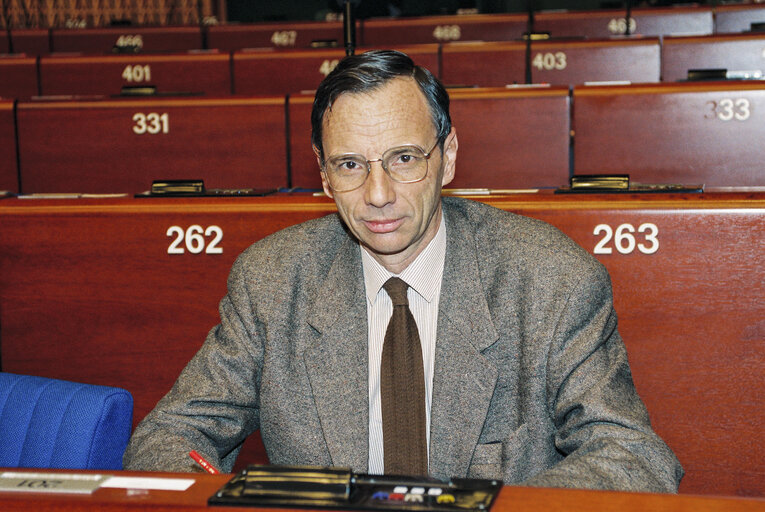 Foto 8: MEP Gerard R.P. FUCHS in the hemicycle at the European Parliament